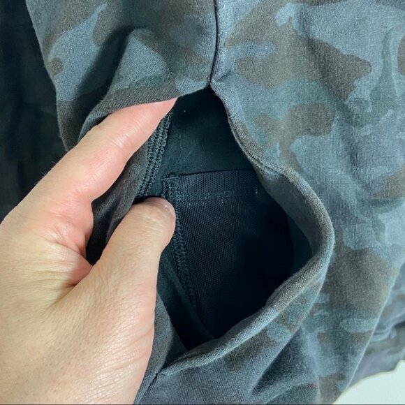 Lululemon 2019 Camouflage Crew Neck Scuba Sweatshirt Pocket Camo Size 8 Sweater - Picture 6 of 9